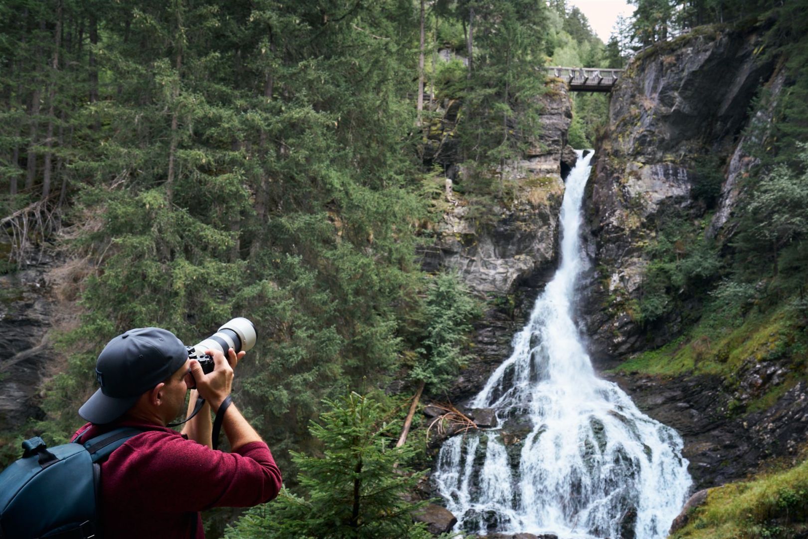 Jakob Günther fotografiert den Riesachwasserfall, der im Hintergrund zu sehen ist.