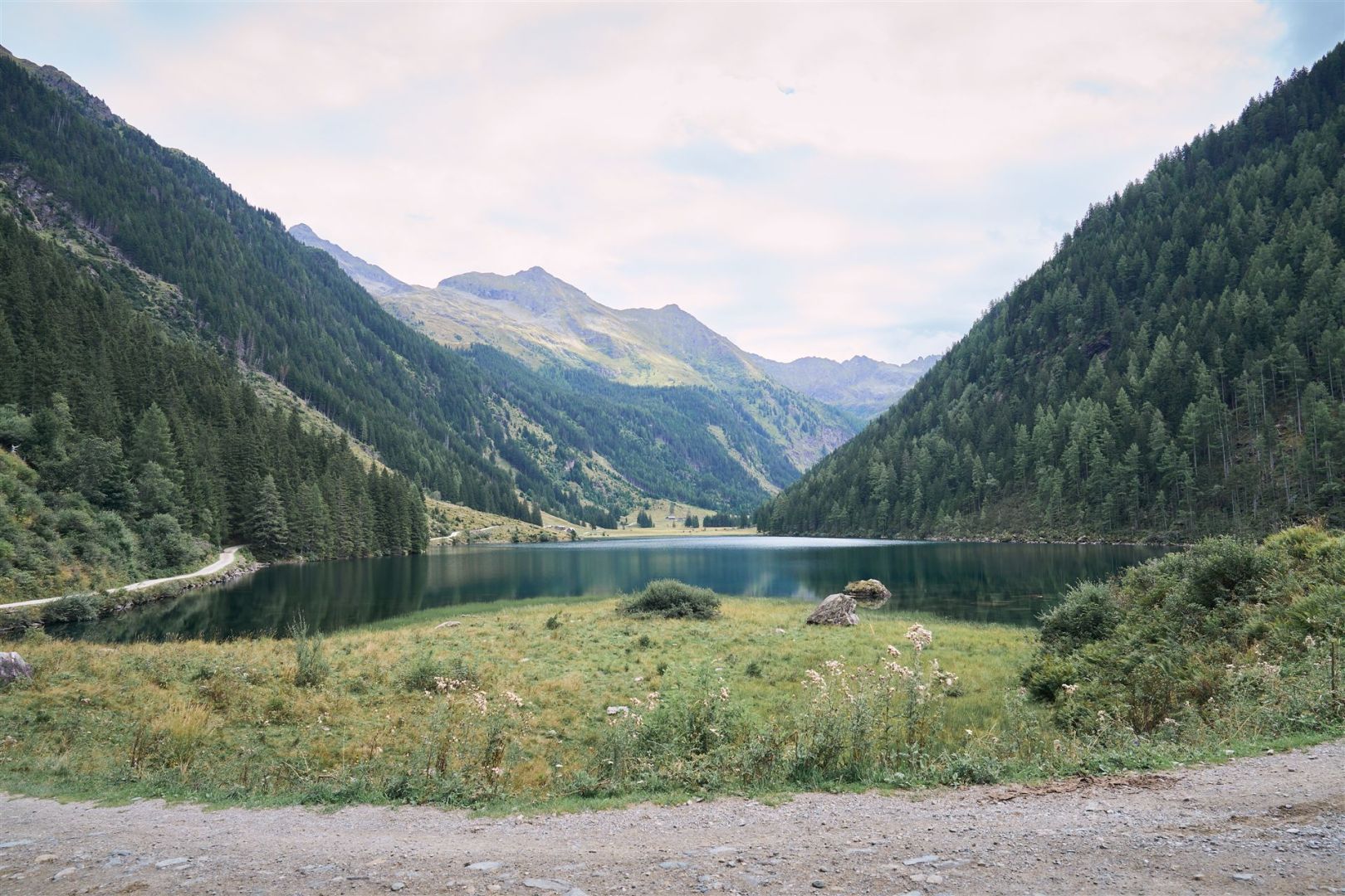 Der Riesachsee, eigerahmt von Bergen und Wäldern.