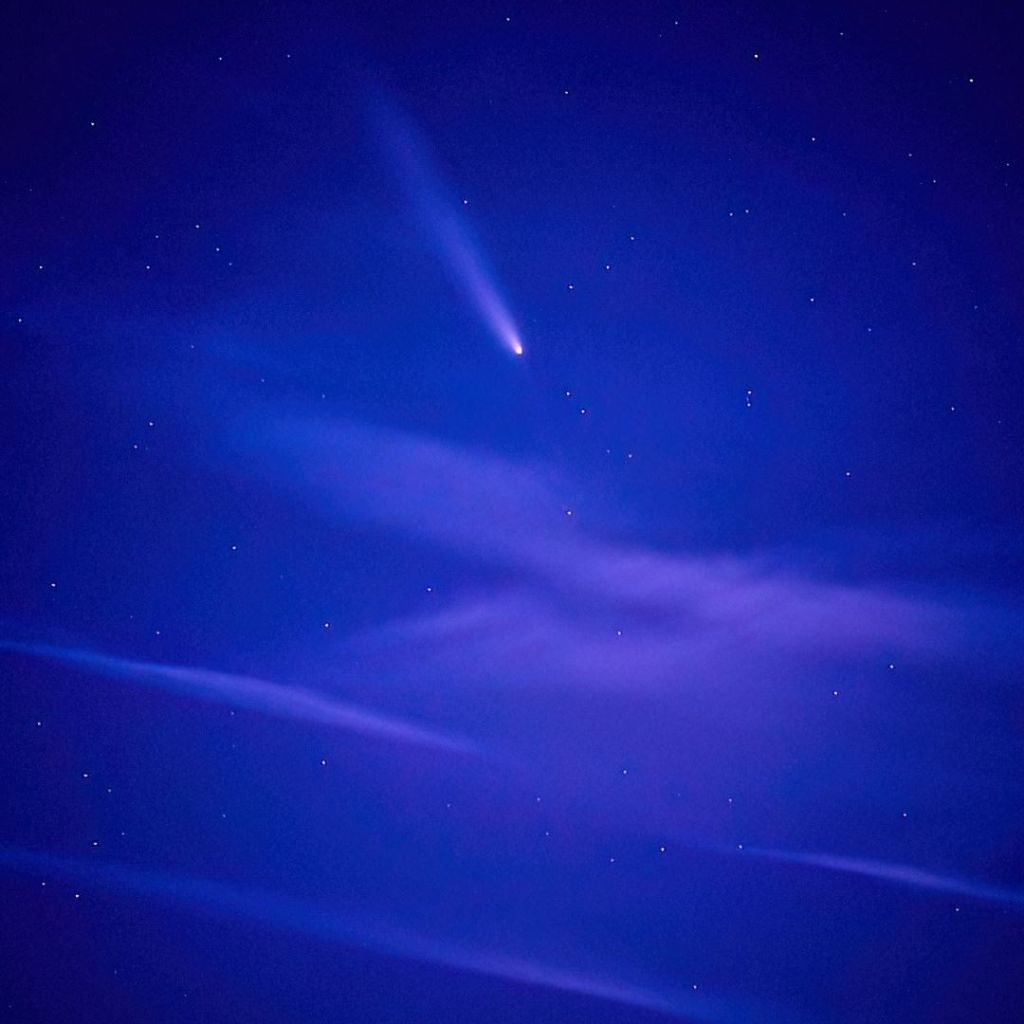 Der Komet C/2023 A3 (Tsuchinshan ATLAS) am blauen Sternenhimmel.