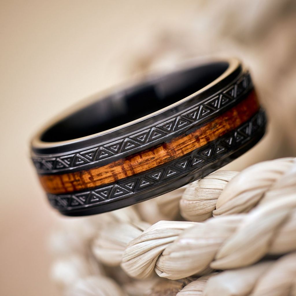 Produktfoto eines schwarzen Ringes mit Holzdekoreinlage