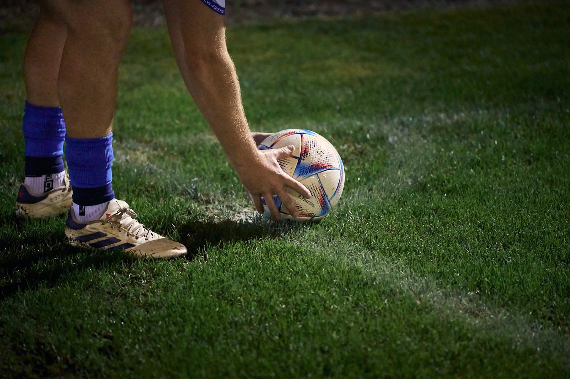 Ein Fußball wird für den Eckball vorbereitet.
