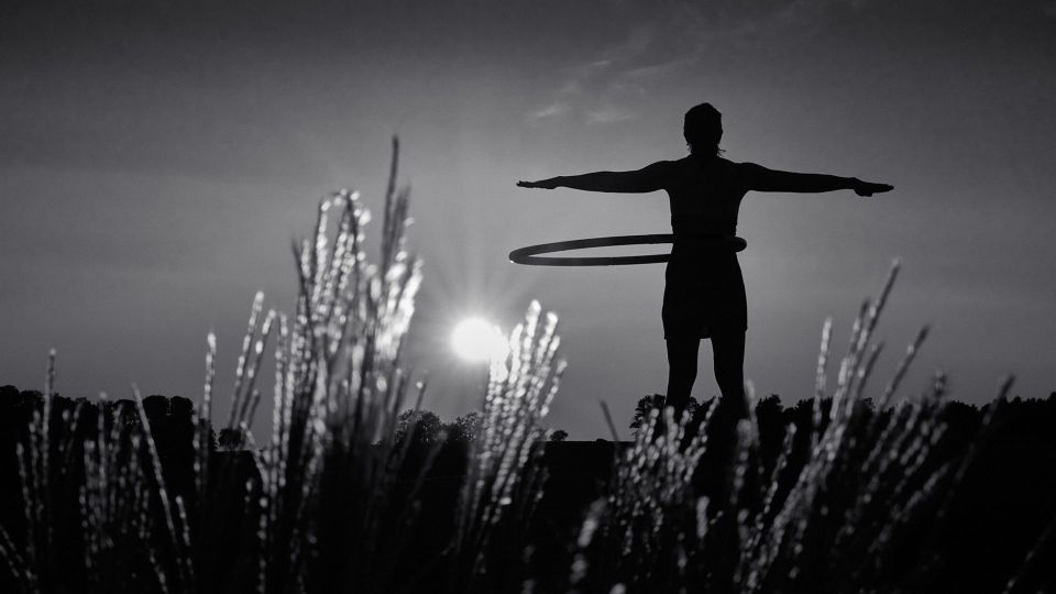 Eine Hula Hoop Sportlerin in der Abendsonne.